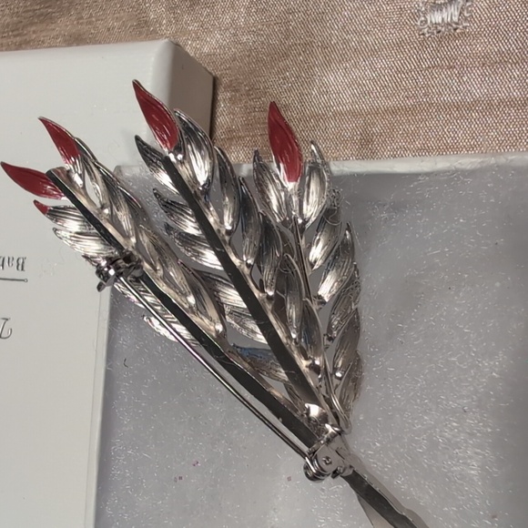 Elegant Silver Leaf Brooch - Picture 2 of 4